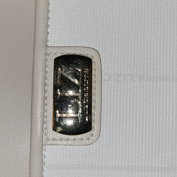 Liz Claiborne - Picture 2 of 4